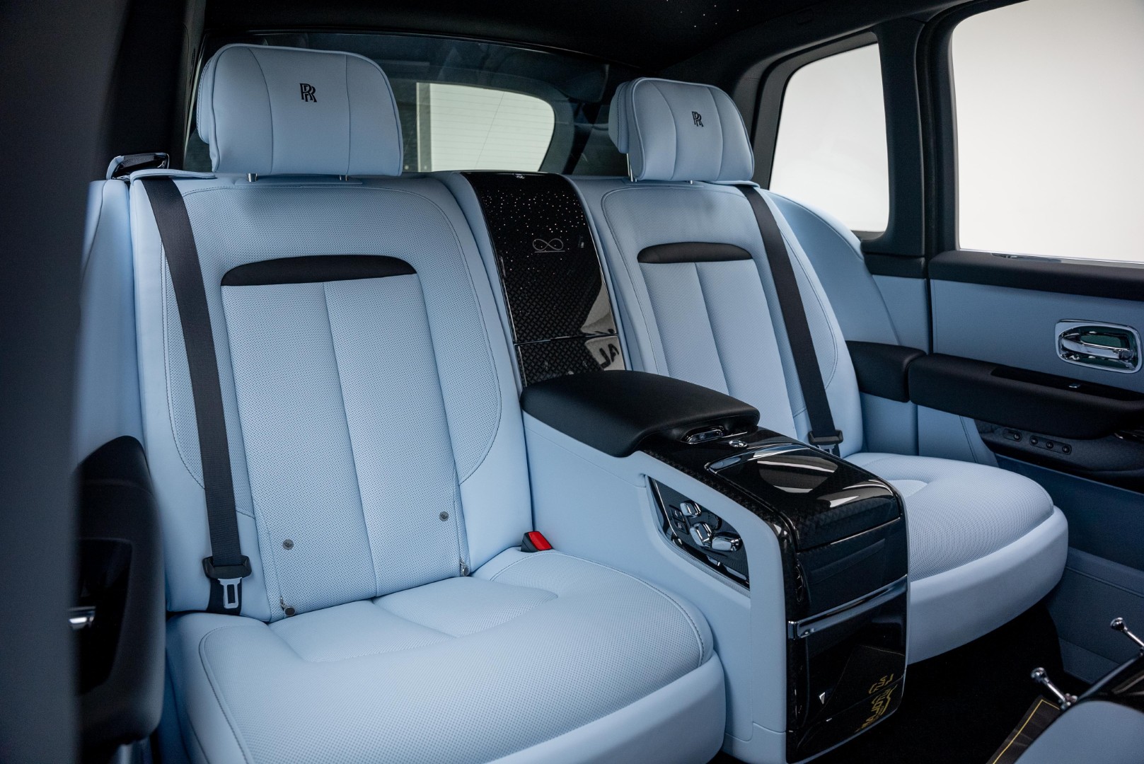 2025 ROLLS ROYCE CULLINAN BLACK BADGE.  BESPOKE SOUND SYSTEM. VIP REAR SEATS